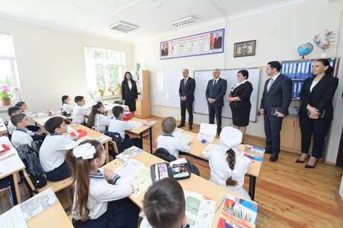 Emin Əmrullayev Qusarda məktəbdə tədris prosesi ilə tanış olub