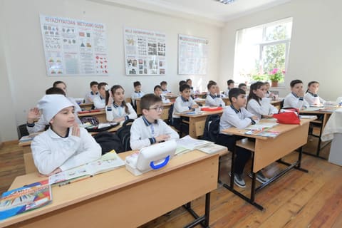 Emin Əmrullayev Qusarda məktəbdə tədris prosesi ilə tanış olub