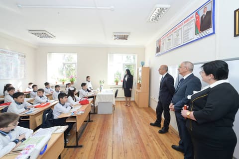 Emin Əmrullayev Qusarda məktəbdə tədris prosesi ilə tanış olub