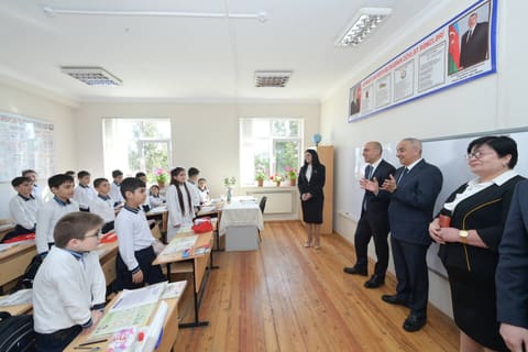 Emin Əmrullayev Qusarda məktəbdə tədris prosesi ilə tanış olub