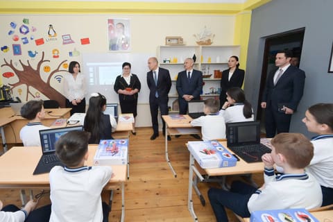 Emin Əmrullayev Qusarda məktəbdə tədris prosesi ilə tanış olub