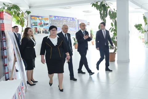 Emin Əmrullayev Qusarda məktəbdə tədris prosesi ilə tanış olub