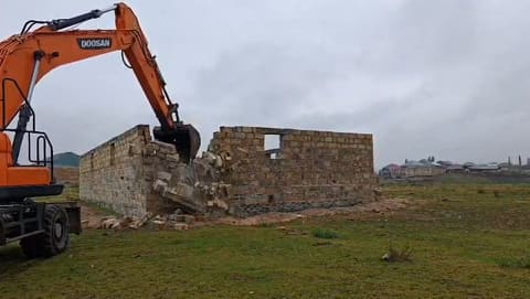 Gəncə və Göygöldə qanunsuz tikililər sökülüb 