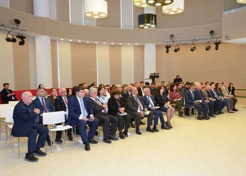 Qlobal təhsil təcrübələrini birləşdirən “Yeni çağırışlar” kitabı təqdim edilib