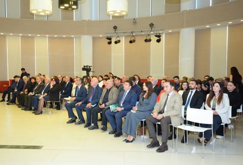 Qlobal təhsil təcrübələrini birləşdirən “Yeni çağırışlar” kitabı təqdim edilib