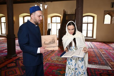 Leyla Əliyeva və Arzu Əliyeva Şəkidə Xan məscidini ziyarət ediblər