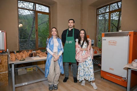 Leyla Əliyeva və Arzu Əliyeva Şəkidə “ABAD” Keramika və Tətbiqi Sənət Mərkəzi ilə tanış olublar