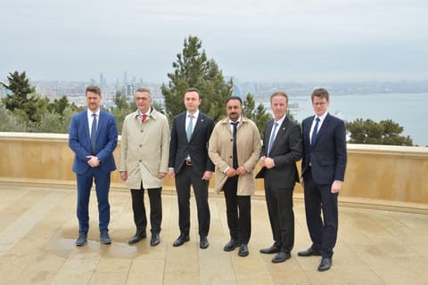 Almaniya parlament nümayəndə heyəti Şəhidlər xiyabanını ziyarət edib
