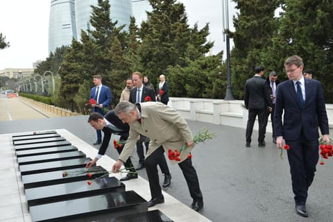 Almaniya parlament nümayəndə heyəti Şəhidlər xiyabanını ziyarət edib