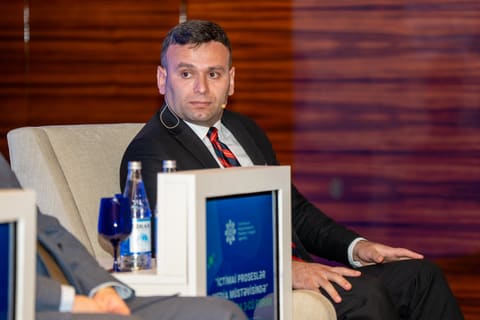 “İctimai proseslər media müstəvisində” mövzusunda III Forumda “Şəhərsalma və Memarlıq İli”ndə media gündəmi”nə həsr olunan panel sessiya təşkil edilib