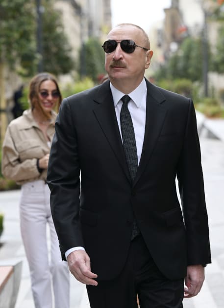 İlham Əliyev Bakının İslam Səfərli küçəsinin yenidənqurmadan sonra açılışında iştirak edib