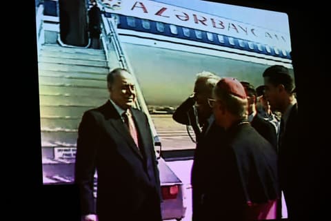 Heydər Əliyev Mərkəzində Ümummilli Lider Heydər Əliyevə həsr edilən “Bir səfərin izi ilə” filmi nümayiş olunub