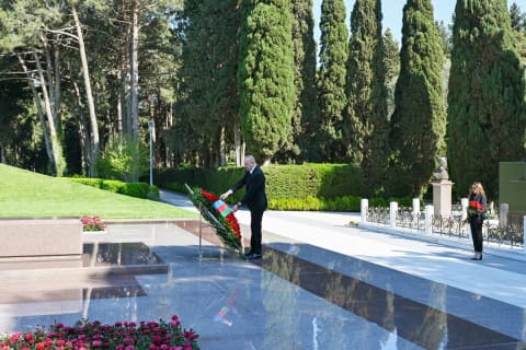 İlham Əliyev və Mehriban Əliyeva Ulu Öndər Heydər Əliyevin məzarını ziyarət ediblər