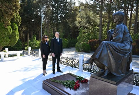 İlham Əliyev və Mehriban Əliyeva Ulu Öndər Heydər Əliyevin məzarını ziyarət ediblər