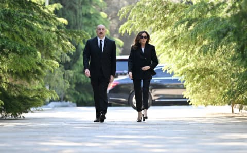 İlham Əliyev və Mehriban Əliyeva Ulu Öndər Heydər Əliyevin məzarını ziyarət ediblər