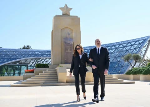  İlham Əliyev və Mehriban Əliyeva Həzi Aslanovun məzarını ziyarət ediblər