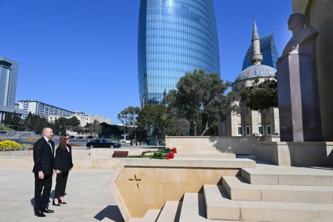  İlham Əliyev və Mehriban Əliyeva Həzi Aslanovun məzarını ziyarət ediblər