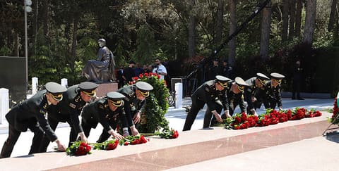 Səfərbərlik Xidmətinin şəxsi heyəti Heydər Əliyevin məzarını ziyarət edib