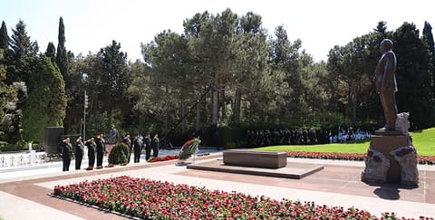 Səfərbərlik Xidmətinin şəxsi heyəti Heydər Əliyevin məzarını ziyarət edib