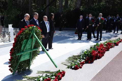 İqtisadiyyat Nazirliyinin rəhbərliyi  Ulu Öndər Heydər Əliyevin məzarını ziyarət edib