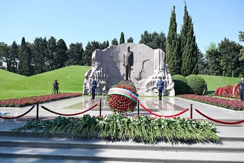 Müdafiə Nazirliyinin rəhbər heyəti Ümummilli Lider Heydər Əliyevin məzarını ziyarət edib