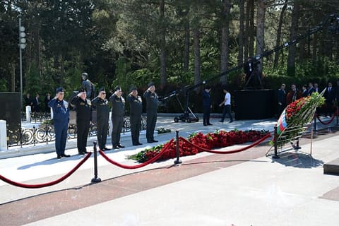 Müdafiə Nazirliyinin rəhbər heyəti Ümummilli Lider Heydər Əliyevin məzarını ziyarət edib