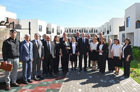 Prezident İlham Əliyev Zəngilan şəhərindəki ilk yaşayış kompleksinə köçən ailələrlə görüşüb - YENİLƏNİB