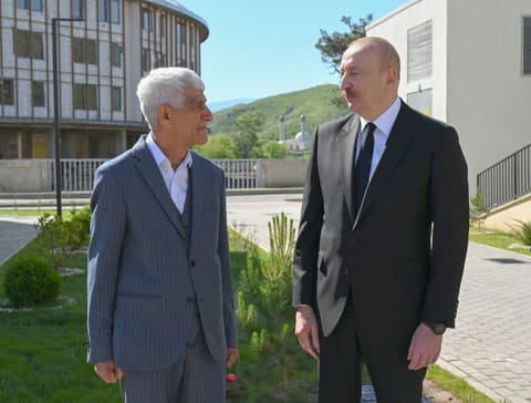 Prezident İlham Əliyev Zəngilan şəhərindəki ilk yaşayış kompleksinə köçən ailələrlə görüşüb - YENİLƏNİB