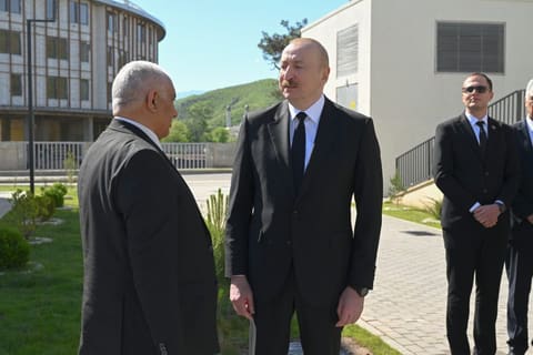 Prezident İlham Əliyev Zəngilan şəhərindəki ilk yaşayış kompleksinə köçən ailələrlə görüşüb - YENİLƏNİB