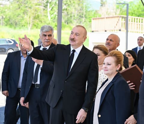 Prezident İlham Əliyev Zəngilan şəhərindəki ilk yaşayış kompleksinə köçən ailələrlə görüşüb - YENİLƏNİB