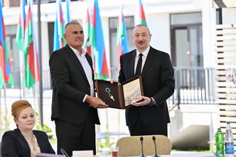Prezident İlham Əliyev Zəngilan şəhərindəki ilk yaşayış kompleksinə köçən ailələrlə görüşüb - YENİLƏNİB