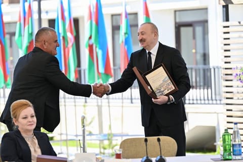 Prezident İlham Əliyev Zəngilan şəhərindəki ilk yaşayış kompleksinə köçən ailələrlə görüşüb - YENİLƏNİB