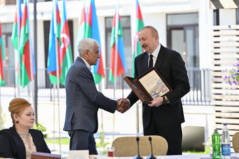 Prezident İlham Əliyev Zəngilan şəhərindəki ilk yaşayış kompleksinə köçən ailələrlə görüşüb - YENİLƏNİB