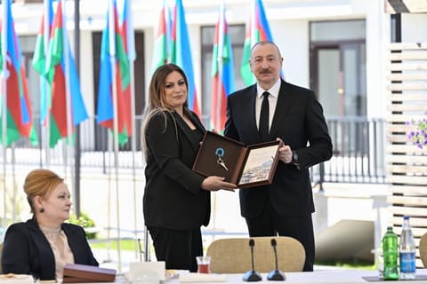 Prezident İlham Əliyev Zəngilan şəhərindəki ilk yaşayış kompleksinə köçən ailələrlə görüşüb - YENİLƏNİB