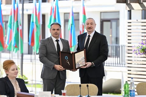 Prezident İlham Əliyev Zəngilan şəhərindəki ilk yaşayış kompleksinə köçən ailələrlə görüşüb - YENİLƏNİB