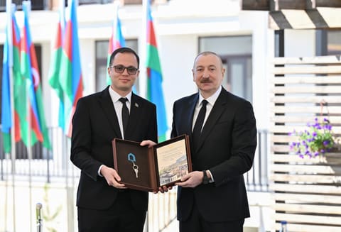 Prezident İlham Əliyev Zəngilan şəhərindəki ilk yaşayış kompleksinə köçən ailələrlə görüşüb - YENİLƏNİB