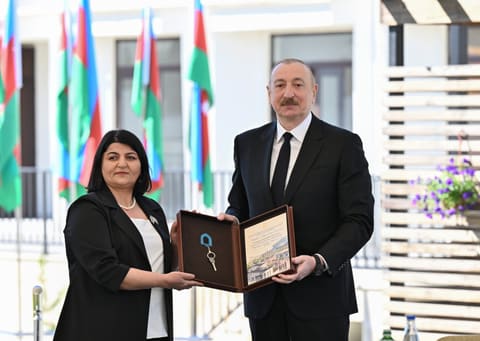 Prezident İlham Əliyev Zəngilan şəhərindəki ilk yaşayış kompleksinə köçən ailələrlə görüşüb - YENİLƏNİB