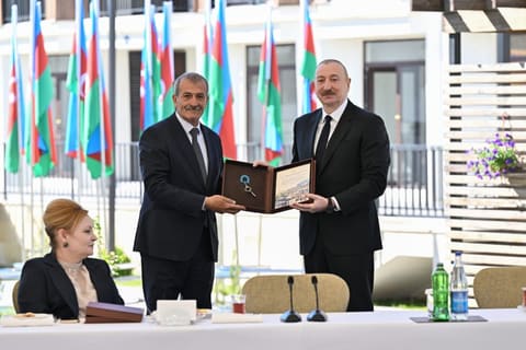 Prezident İlham Əliyev Zəngilan şəhərindəki ilk yaşayış kompleksinə köçən ailələrlə görüşüb - YENİLƏNİB