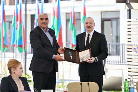 Prezident İlham Əliyev Zəngilan şəhərindəki ilk yaşayış kompleksinə köçən ailələrlə görüşüb - YENİLƏNİB