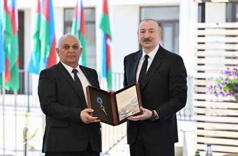 Prezident İlham Əliyev Zəngilan şəhərindəki ilk yaşayış kompleksinə köçən ailələrlə görüşüb - YENİLƏNİB