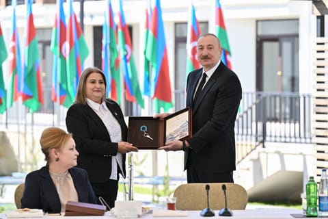 Prezident İlham Əliyev Zəngilan şəhərindəki ilk yaşayış kompleksinə köçən ailələrlə görüşüb - YENİLƏNİB