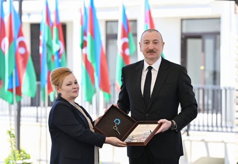 Prezident İlham Əliyev Zəngilan şəhərindəki ilk yaşayış kompleksinə köçən ailələrlə görüşüb - YENİLƏNİB