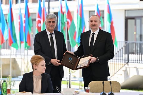 Prezident İlham Əliyev Zəngilan şəhərindəki ilk yaşayış kompleksinə köçən ailələrlə görüşüb - YENİLƏNİB