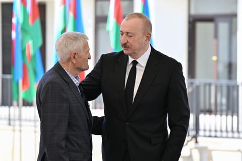 Prezident İlham Əliyev Zəngilan şəhərindəki ilk yaşayış kompleksinə köçən ailələrlə görüşüb - YENİLƏNİB