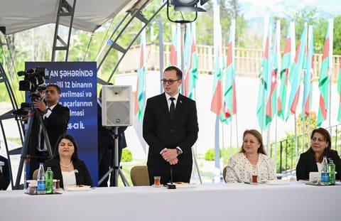 Prezident İlham Əliyev Zəngilan şəhərindəki ilk yaşayış kompleksinə köçən ailələrlə görüşüb - YENİLƏNİB
