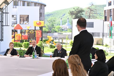 Prezident İlham Əliyev Zəngilan şəhərindəki ilk yaşayış kompleksinə köçən ailələrlə görüşüb - YENİLƏNİB