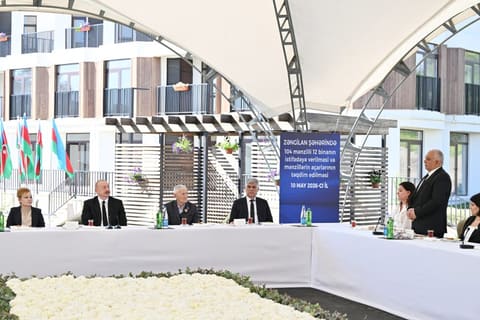Prezident İlham Əliyev Zəngilan şəhərindəki ilk yaşayış kompleksinə köçən ailələrlə görüşüb - YENİLƏNİB