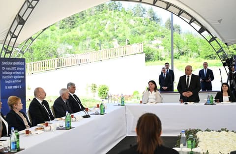 Prezident İlham Əliyev Zəngilan şəhərindəki ilk yaşayış kompleksinə köçən ailələrlə görüşüb - YENİLƏNİB