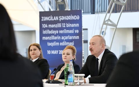 Prezident İlham Əliyev Zəngilan şəhərindəki ilk yaşayış kompleksinə köçən ailələrlə görüşüb - YENİLƏNİB