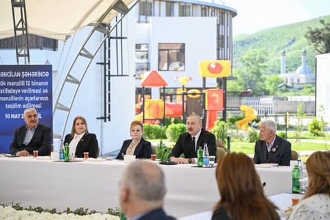 Prezident İlham Əliyev Zəngilan şəhərindəki ilk yaşayış kompleksinə köçən ailələrlə görüşüb - YENİLƏNİB